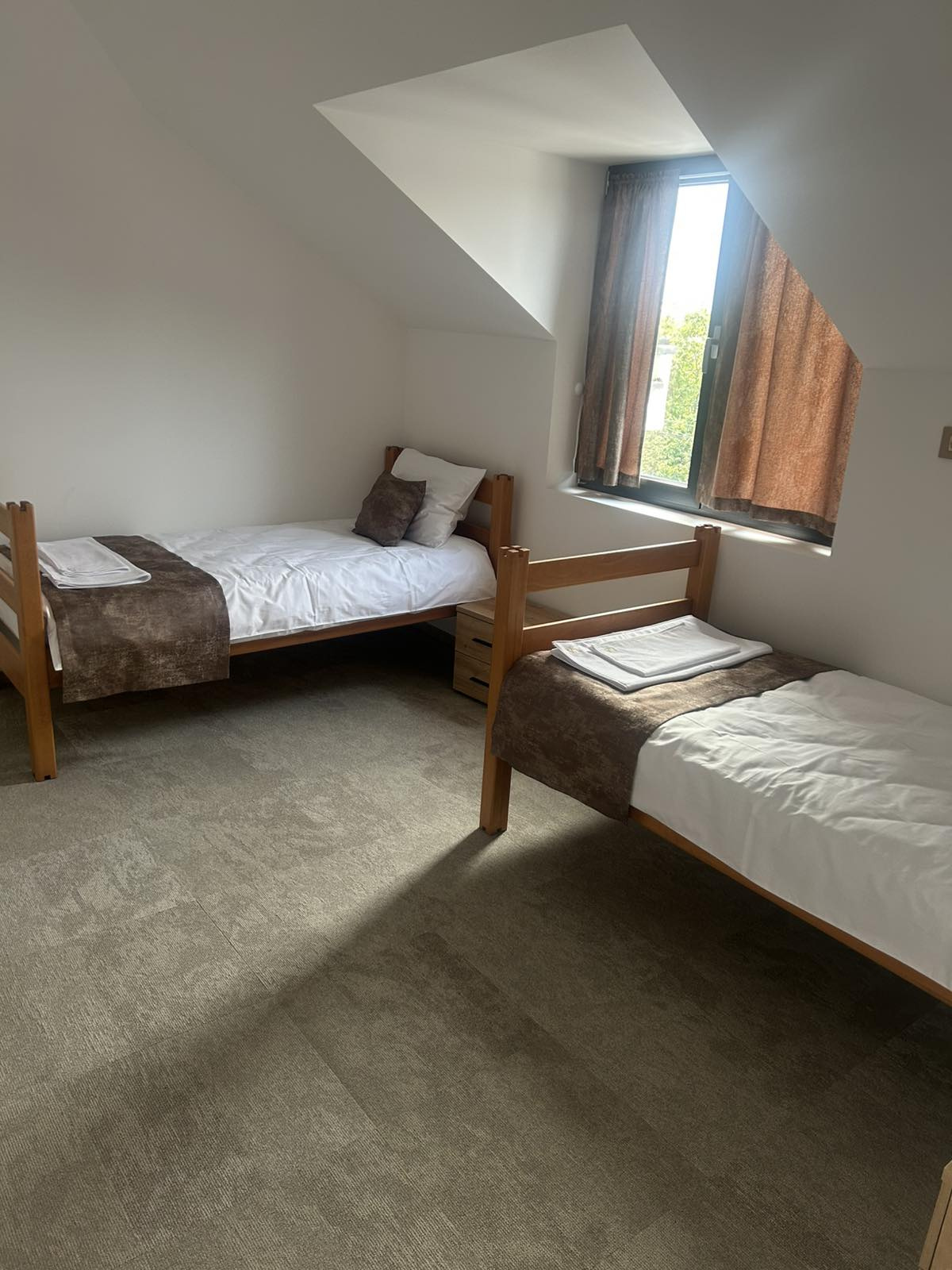Izdajem sobe u Borči - hostelski tip smeštaja